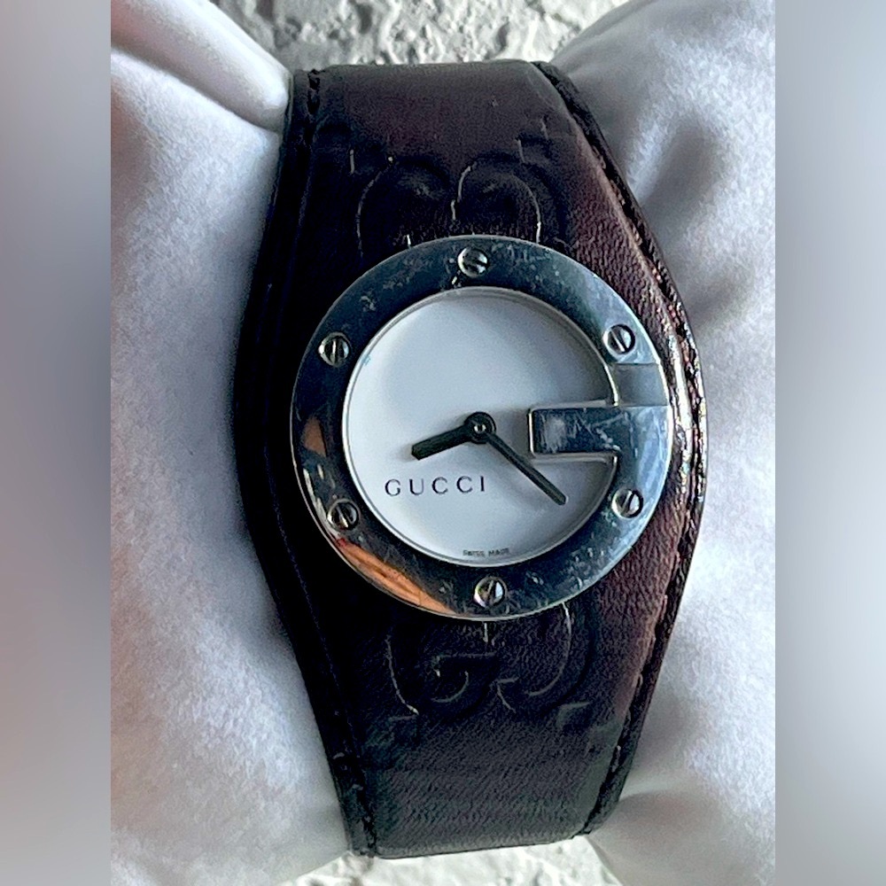 Gucci Bandeau model 104 unisex watch with detailed 'GG' leather brown body.